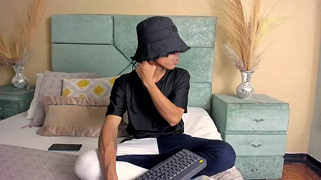 Snapshot of NoaahTylor chatting on May 16, 2026, 4:44 am NoaahTylor online show from May 16, 2026, 4:44 am