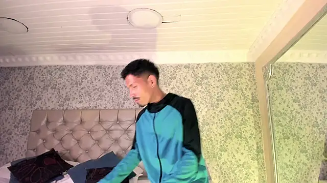 Snapshot of NoaahTylor chatting on April 9, 2026, 4:14 am NoaahTylor online show from April 9, 2026, 4:14 am