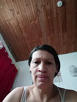 Snapshot of Layla_Zaid chatting on April 9, 2026, 12:22 pm Layla Zaid online show from April 9, 2026, 12:22 pm