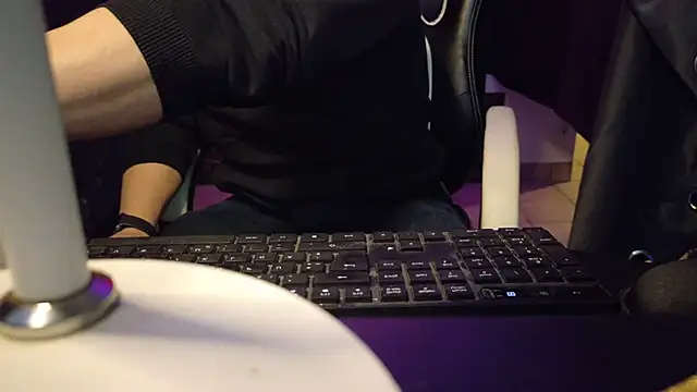 Snapshot of YouAndMe-forever chatting on March 25, 2026, 11:36 pm YouAndMe-forever online show from March 25, 2026, 11:36 pm