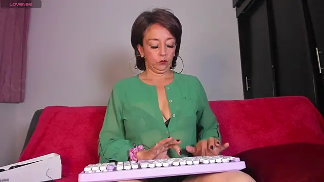 Snapshot of Beatricez1 chatting on May 20, 2026, 4:42 am Beatricez1 online show from May 20, 2026, 4:42 am