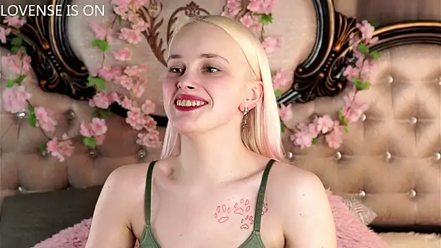 Snapshot of KirstinMcgeady chatting on April 8, 2026, 11:12 am KirstinMcgeady online show from April 8, 2026, 11:12 am