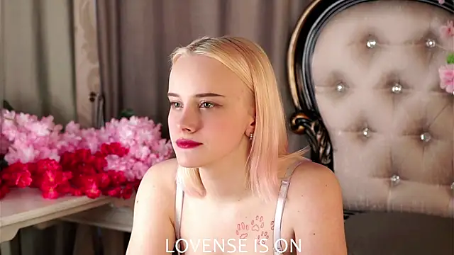 Snapshot of KirstinMcgeady chatting on April 9, 2026, 11:16 am KirstinMcgeady online show from April 9, 2026, 11:16 am