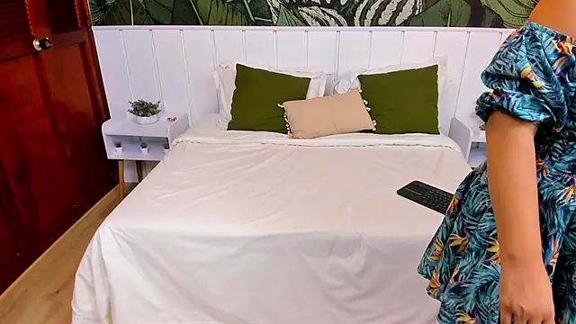 Snapshot of CarolineLaurent chatting on April 5, 2026, 5:52 pm CarolineLaurent online show from April 5, 2026, 5:52 pm