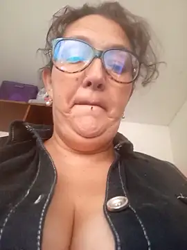 Snapshot of _Saraqueen chatting on April 5, 2026, 7:20 pm Saraqueen online show from April 5, 2026, 7:20 pm