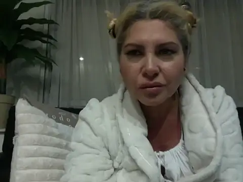Snapshot of mistycbeauty chatting on April 27, 2026, 3:37 am mistycbeauty online show from April 27, 2026, 3:37 am