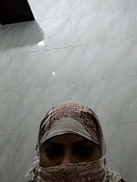 Snapshot of Anushka_Singh0 chatting on June 17, 2026, 12:11 am Anushka Singh0 online show from June 17, 2026, 12:11 am