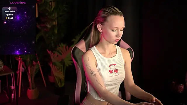 Snapshot of SweetDaisy_me chatting on April 3, 2026, 5:30 pm SweetDaisy me online show from April 3, 2026, 5:30 pm