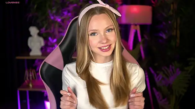 Snapshot of SweetDaisy_me chatting on March 11, 2026, 4:23 pm SweetDaisy me online show from March 11, 2026, 4:23 pm