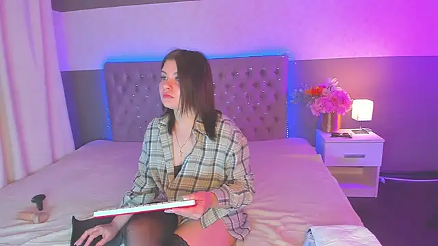 Snapshot of AmandaHoppe chatting on April 2, 2026, 5:03 am AmandaHoppe online show from April 2, 2026, 5:03 am