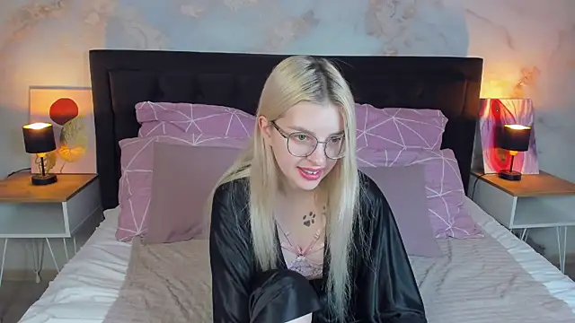 TiffanyPeachi online show from March 18, 2026, 6:27 am