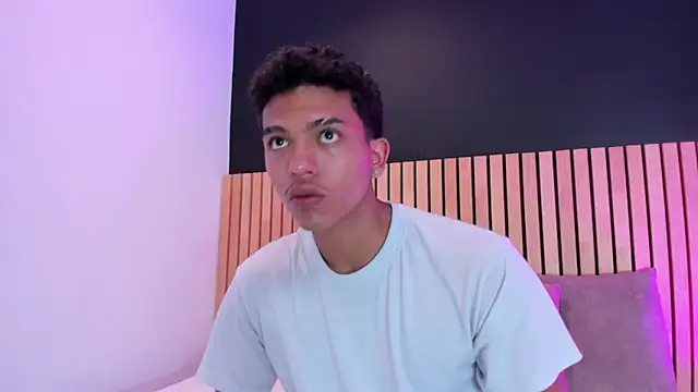 Snapshot of jhoystrong_ chatting on March 4, 2026, 7:32 pm jhoystrong online show from March 4, 2026, 7:32 pm