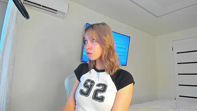 Snapshot of GlitchyDolly chatting on June 15, 2026, 5:51 am GlitchyDolly online show from June 15, 2026, 5:51 am