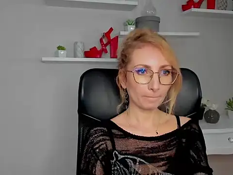 Snapshot of CinderellaMoon chatting on March 9, 2026, 6:28 am CinderellaMoon online show from March 9, 2026, 6:28 am