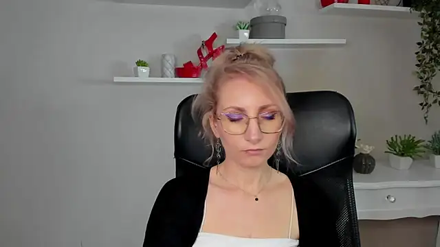 Snapshot of CinderellaMoon chatting on March 12, 2026, 6:28 am CinderellaMoon online show from March 12, 2026, 6:28 am