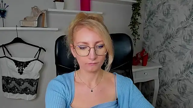 Snapshot of CinderellaMoon chatting on March 27, 2026, 6:22 am CinderellaMoon online show from March 27, 2026, 6:22 am