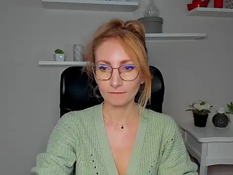 Snapshot of CinderellaMoon chatting on March 6, 2026, 6:30 am CinderellaMoon online show from March 6, 2026, 6:30 am