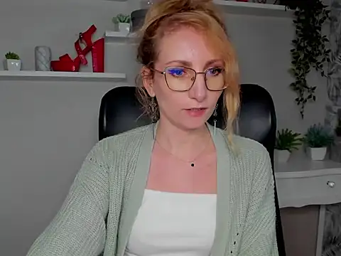 Snapshot of CinderellaMoon chatting on March 10, 2026, 6:28 am CinderellaMoon online show from March 10, 2026, 6:28 am