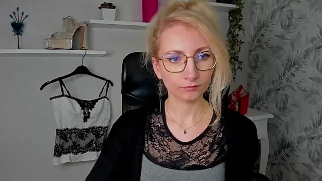 Snapshot of CinderellaMoon chatting on March 31, 2026, 5:20 am CinderellaMoon online show from March 31, 2026, 5:20 am