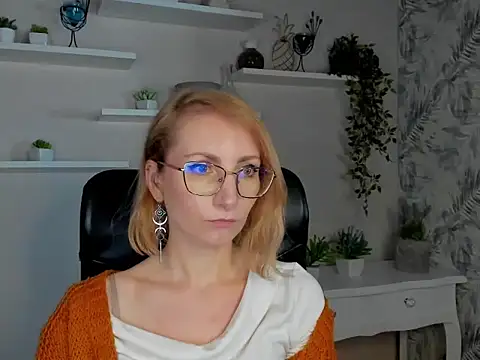 Snapshot of CinderellaMoon chatting on February 19, 2026, 6:21 am CinderellaMoon online show from February 19, 2026, 6:21 am