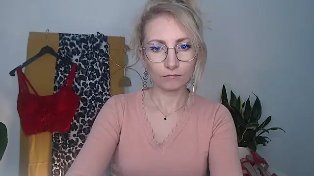 Snapshot of CinderellaMoon chatting on April 14, 2026, 5:23 am CinderellaMoon online show from April 14, 2026, 5:23 am