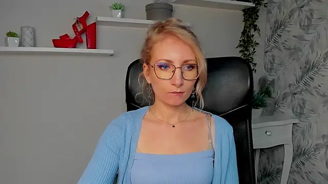 Snapshot of CinderellaMoon chatting on March 16, 2026, 6:28 am CinderellaMoon online show from March 16, 2026, 6:28 am