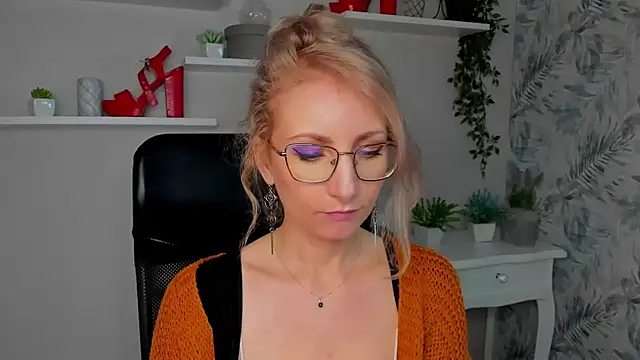 Snapshot of CinderellaMoon chatting on March 13, 2026, 6:18 am CinderellaMoon online show from March 13, 2026, 6:18 am