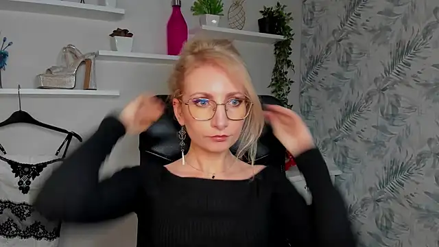 Snapshot of CinderellaMoon chatting on March 23, 2026, 6:24 am CinderellaMoon online show from March 23, 2026, 6:24 am