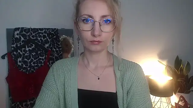 Snapshot of CinderellaMoon chatting on April 3, 2026, 5:25 am CinderellaMoon online show from April 3, 2026, 5:25 am