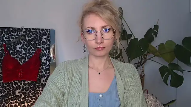 Snapshot of CinderellaMoon chatting on April 10, 2026, 5:25 am CinderellaMoon online show from April 10, 2026, 5:25 am