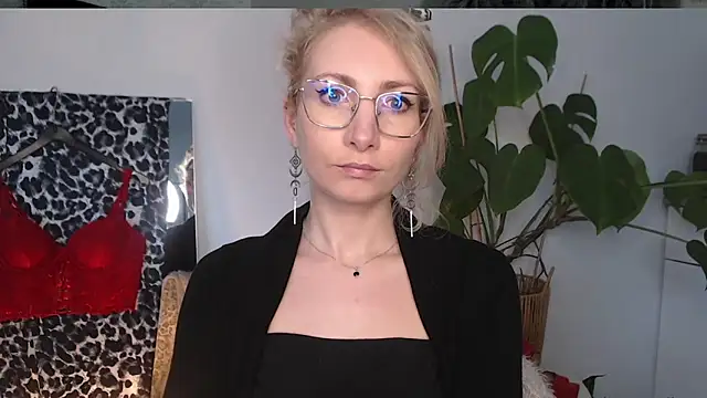 Snapshot of CinderellaMoon chatting on April 9, 2026, 5:20 am CinderellaMoon online show from April 9, 2026, 5:20 am