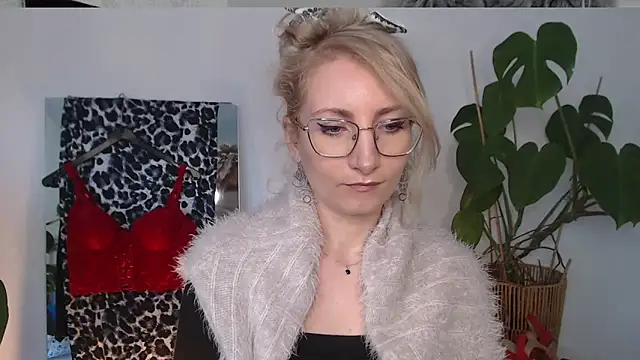 Snapshot of CinderellaMoon chatting on April 9, 2026, 6:19 am CinderellaMoon online show from April 9, 2026, 6:19 am