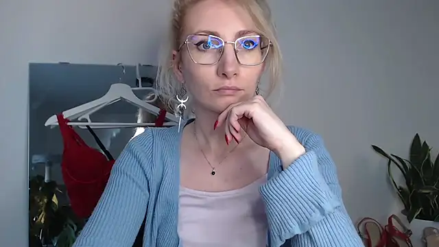 Snapshot of CinderellaMoon chatting on April 1, 2026, 5:31 am CinderellaMoon online show from April 1, 2026, 5:31 am