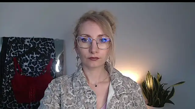 Snapshot of CinderellaMoon chatting on April 7, 2026, 5:31 am CinderellaMoon online show from April 7, 2026, 5:31 am