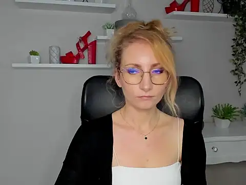 Snapshot of CinderellaMoon chatting on March 11, 2026, 6:29 am CinderellaMoon online show from March 11, 2026, 6:29 am