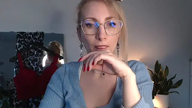 Snapshot of CinderellaMoon chatting on April 2, 2026, 5:36 am CinderellaMoon online show from April 2, 2026, 5:36 am