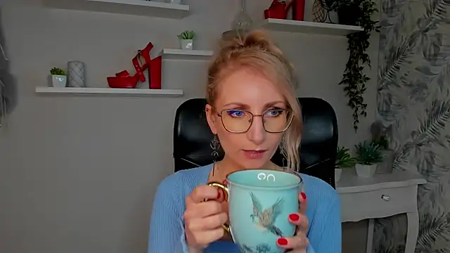 Snapshot of CinderellaMoon chatting on March 17, 2026, 6:27 am CinderellaMoon online show from March 17, 2026, 6:27 am