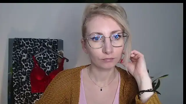 Snapshot of CinderellaMoon chatting on April 8, 2026, 5:20 am CinderellaMoon online show from April 8, 2026, 5:20 am