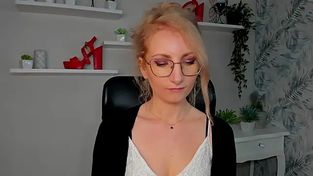 Snapshot of CinderellaMoon chatting on March 18, 2026, 6:27 am CinderellaMoon online show from March 18, 2026, 6:27 am