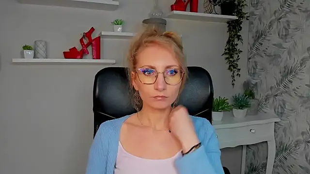 Snapshot of CinderellaMoon chatting on March 19, 2026, 6:24 am CinderellaMoon online show from March 19, 2026, 6:24 am