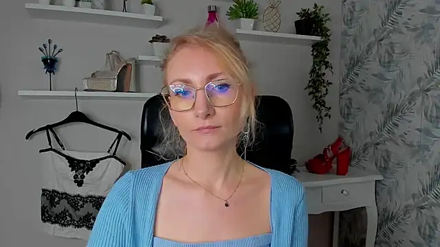 Snapshot of CinderellaMoon chatting on March 26, 2026, 6:22 am CinderellaMoon online show from March 26, 2026, 6:22 am