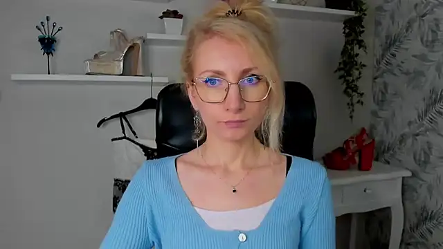 Snapshot of CinderellaMoon chatting on March 30, 2026, 5:20 am CinderellaMoon online show from March 30, 2026, 5:20 am