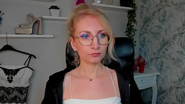 Snapshot of CinderellaMoon chatting on March 24, 2026, 6:24 am CinderellaMoon online show from March 24, 2026, 6:24 am