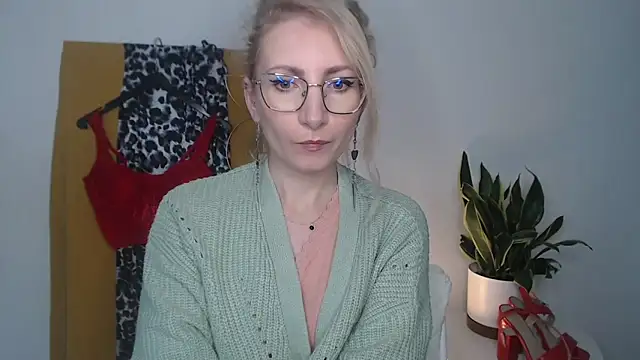 Snapshot of CinderellaMoon chatting on April 15, 2026, 5:24 am CinderellaMoon online show from April 15, 2026, 5:24 am