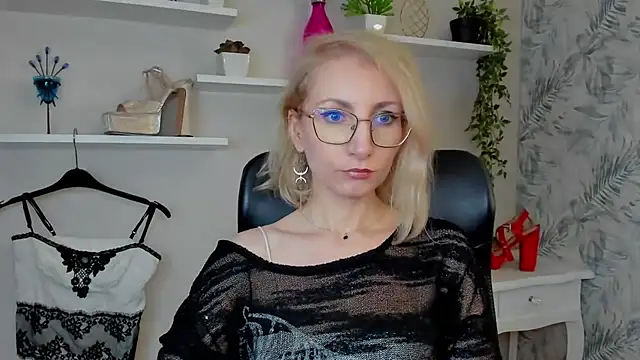 Snapshot of CinderellaMoon chatting on March 25, 2026, 6:24 am CinderellaMoon online show from March 25, 2026, 6:24 am