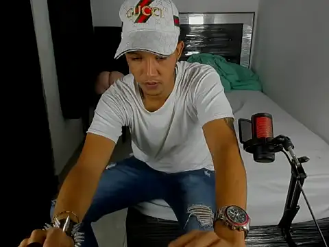 Snapshot of badboy_master chatting on February 24, 2026, 2:34 am badboy master online show from February 24, 2026, 2:34 am