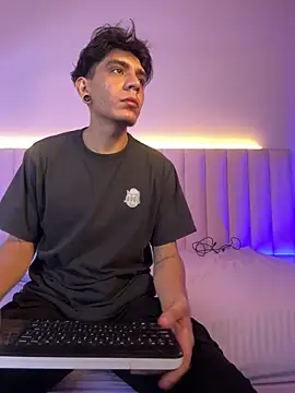 abrilandjulian online show from May 15, 2026, 12:25 pm