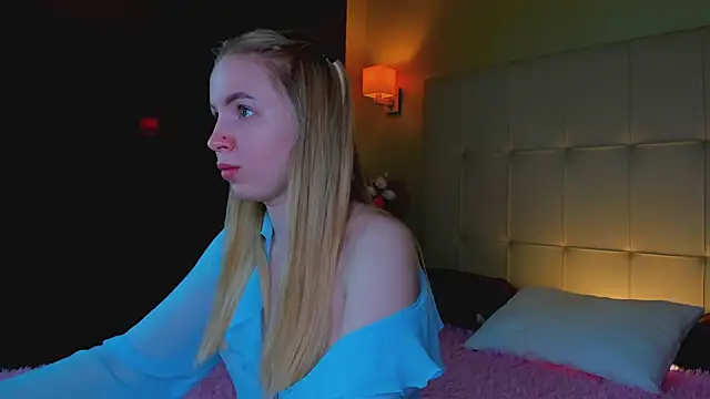 Snapshot of Linda__Bloom chatting on April 12, 2026, 1:09 am Linda Bloom online show from April 12, 2026, 1:09 am