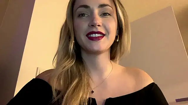 Snapshot of AmelieHot chatting on February 18, 2026, 6:37 pm AmelieHot online show from February 18, 2026, 6:37 pm