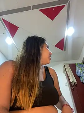 Emiily joee  online show from May 27, 2026, 2:41 am